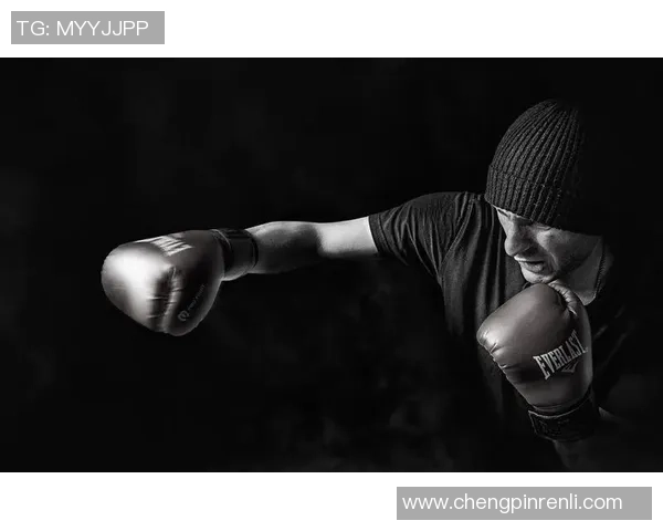 黑白风格足球明星拼图壁纸展现运动魅力与艺术之美