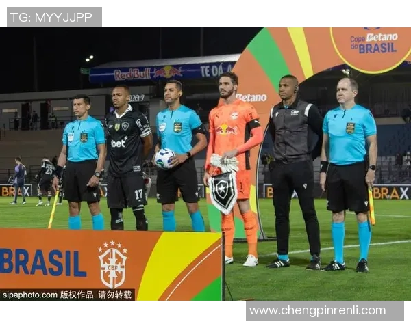 足球明星与女裁判的精彩对决展现了性别平等与体育精神的新篇章 足球明星与女裁判的精彩对决展现了性别平等与体育精神的新篇章