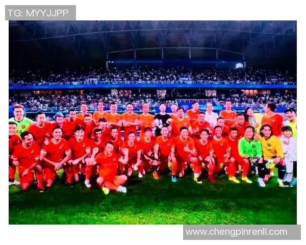 当足球明星冲向看台瞬间引发的狂热与感动背后的故事